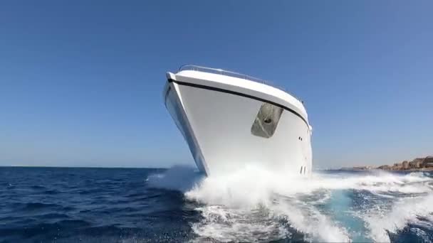 Luxe Privé Motorjacht Onderweg Tropische Zee Met Boeggolf — Stockvideo