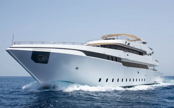 Large Luxury Private Motor Yacht Way Sailing Tropical Sea Bow — Stockfoto