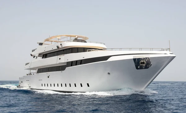 Large Luxury Private Motor Yacht Way Sailing Tropical Sea Bow — Foto Stock