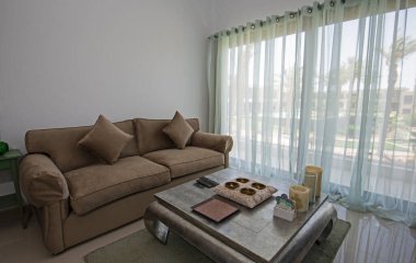 Lüks tropikal tatil dubleks apartmanındaki oturma odası oturma odası iç tasarım dekorasyonunu açık tasarım döşenmiş olarak gösteren evi gösteriyor.