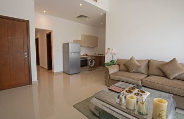 Lüks apartmandaki oturma odası salonu iç dekorasyon dekorasyonunu açık mutfak eşliğinde gösteriyor.