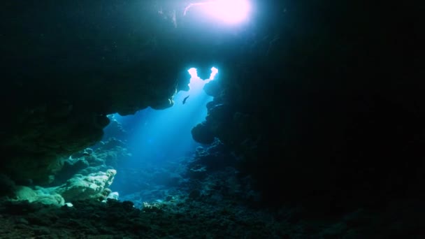 岩肌の海底洞窟で太陽の光が舞う風景 — ストック動画
