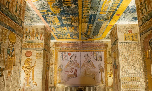 位于卢克索国王谷地的古埃及墓葬中的柱子和墙壁上的象形文字雕刻 — 图库照片
