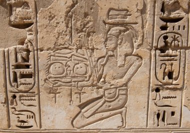 Luxor Mısır 'daki antik Mısır Medinat Habu Tapınağı' nın duvarlarına hiyeroglif oymalar