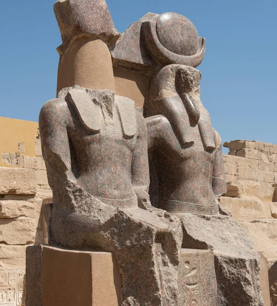 Par Grandes Estátuas Sentadas Antigo Templo Egípcio Mediant Habu Luxor — Fotografia de Stock