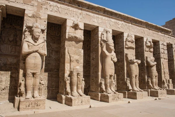 Large Statues Ramses Ancient Egyptian Medinat Habu Temple Columns Courtyard — Stock Photo, Image