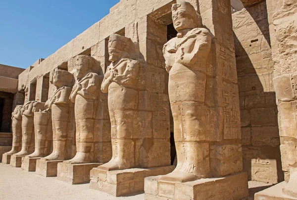 Grandes Estatuas Ramsés Iii Antiguo Templo Egipcio Karnak Con Columnas —  Fotos de Stock