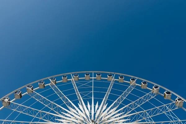 Half Cycle of White Ferris wheel — Stock Photo, Image