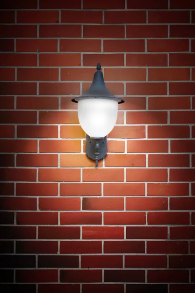 Lampe à lumière ouverte sur mur de briques — Photo