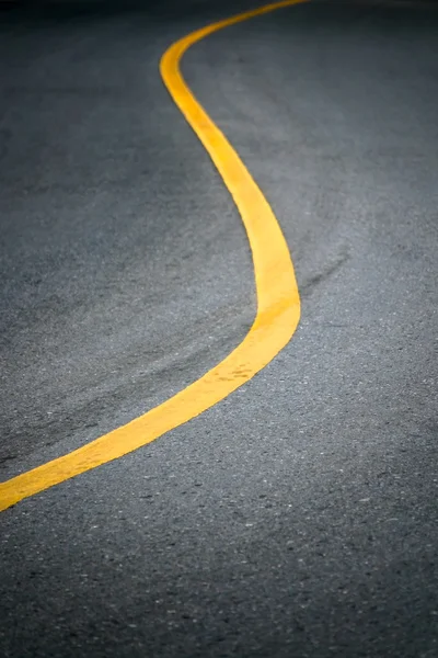 Linha curva amarela na estrada — Fotografia de Stock