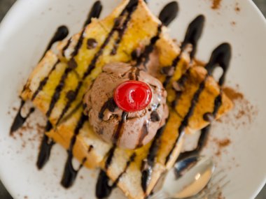 Kırmızı Kiraz ve çikolatalı dondurma Üstten Görünüm