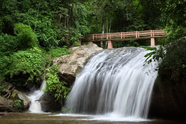 Ponte Vermelha sobre Queda de Água — Fotografia de Stock