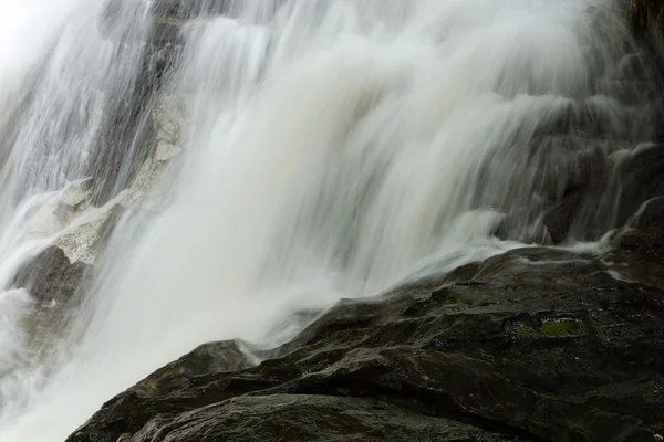 Frente al sexto paisaje de caída de agua — Foto de Stock