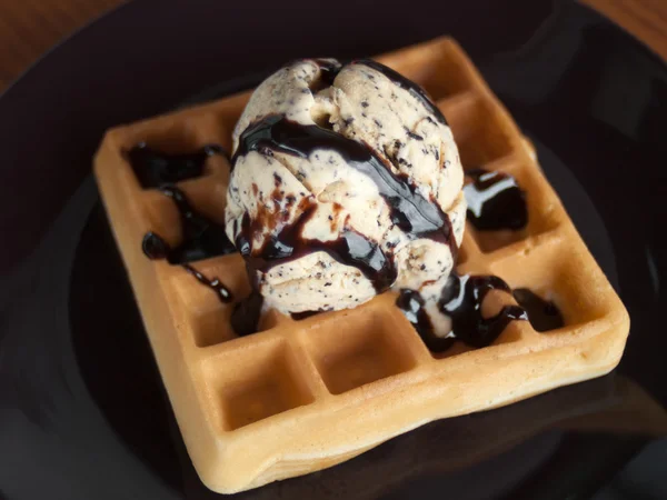 チョコレートをトッピング ワッフルとバニラアイス クリーム — ストック写真