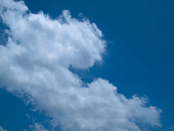 Blauwe lucht met de linker witte wolken — Stockfoto