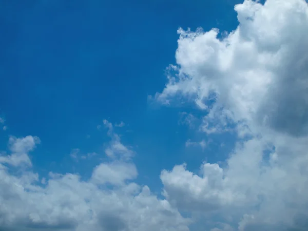 Błękitne niebo z prawej białe chmury — Zdjęcie stockowe
