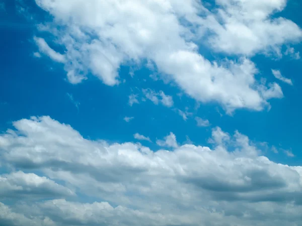 Blå himmel med övre vita moln — Stockfoto