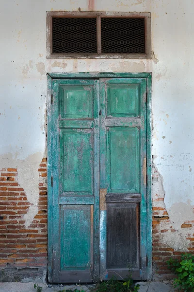 Pohled zepfiedu starých grunge zelené dřevěné dveře — Stock fotografie