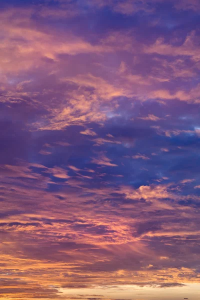 垂直美しいオレンジと青の雲 — ストック写真