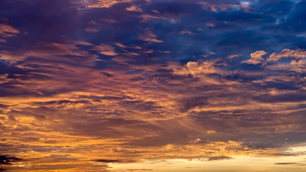 Beaux nuages orange et bleu Horizontal — Photo