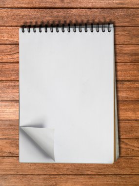 Beyaz eskiz defteri bir sayfa ahşap üzerine dikey