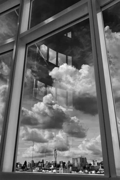 Cielo de la ciudad y nube mirando a través de la ventana — Foto de Stock