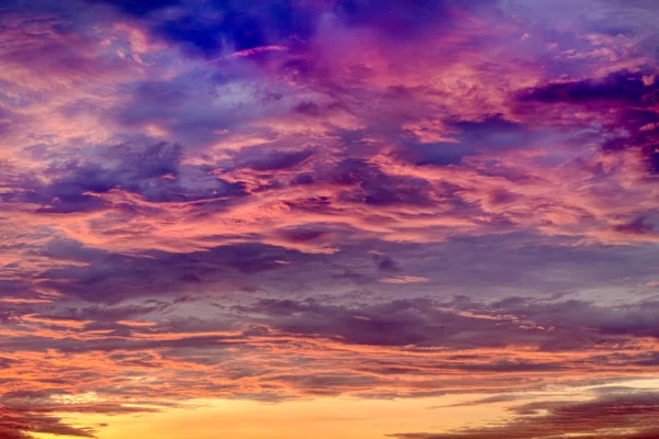 Красно-синее небо — стоковое фото