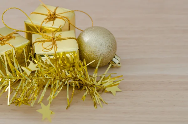 Bola de Navidad de oro y tres cajas de regalo —  Fotos de Stock