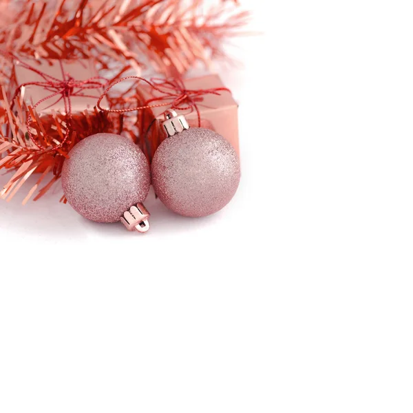 Två röda bollen med gåva rutan nyår och jul — Stockfoto