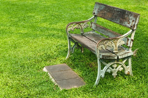 Stuhl auf grünem Gras — Stockfoto