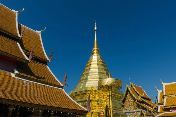 Тайська золото ступа на півночі храм — стокове фото