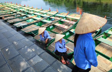 Tekneler ve kırmızı bayraklar