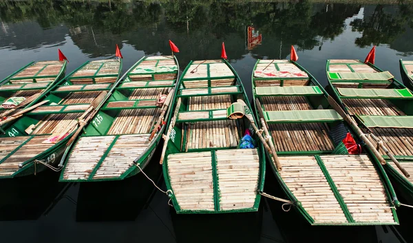 Лодки и красные флаги — стоковое фото