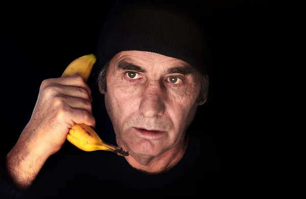 Uomo che telefona con una banana — Foto Stock