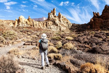 Taş yolda yürüyen bir kadın.