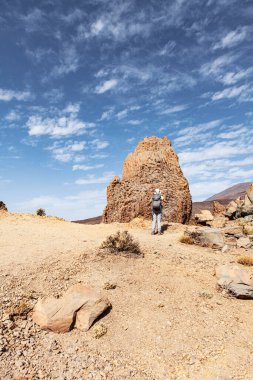 kadın ve heybetli kaya