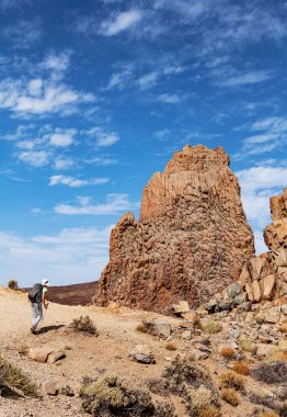 Taş yolda yürüyen bir kadın.
