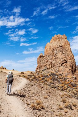 Taş yolda yürüyen bir kadın.
