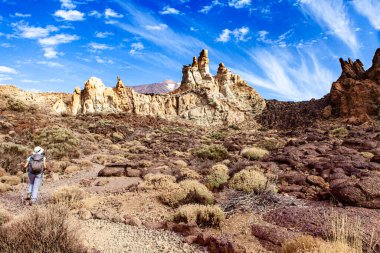 Taş yolda yürüyen bir kadın.