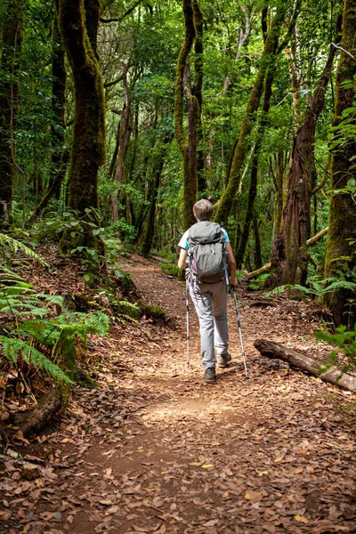 ゴメラ島の女性ハイキング — ストック写真