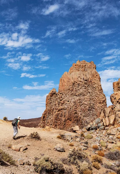 Taş yolda yürüyen bir kadın.