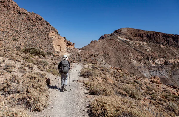 Taş yolda yürüyen bir kadın.