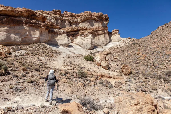 Woman Monumental Rock — Stock Photo, Image