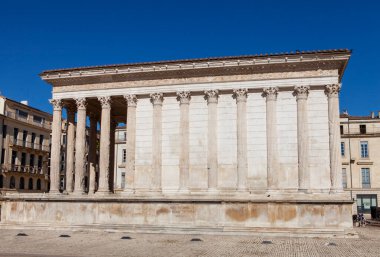 Nimes 'teki ünlü Roma kare evi