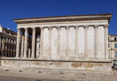 Nimes 'teki ünlü Roma kare evi