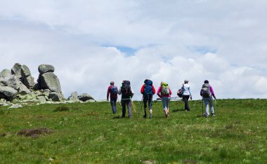 bir grup dağcı ve kaya