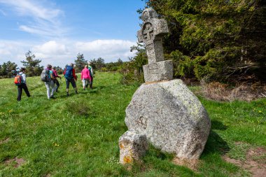 Haç ve yürüyüşçüler yürüyor