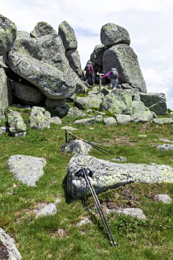 İnsanlar kayalara tırmanıyor.