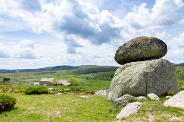 Kayanın üzerinde, yönü gösteren bir işaret var.