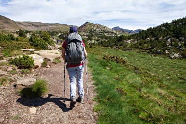Yolda yürüyen bir kadın.